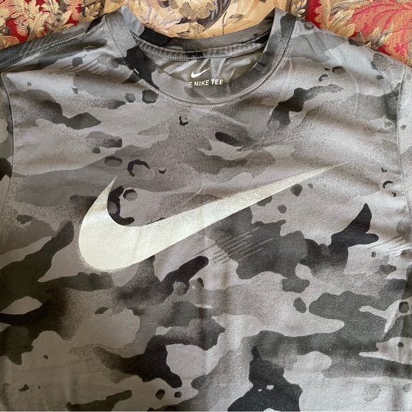 Nike Tee - Dri Fit - Gray Camo.  Mens:  Medium. - Picture 3 of 6